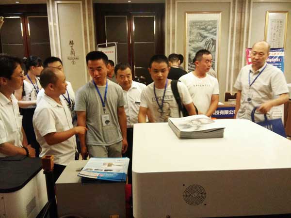 直讀光譜儀產品一出場就吸引了眾多鑄造行業(yè)專家的目光。